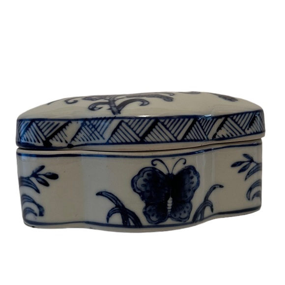Trinket Box Butterfly Pattern Asian Style - Picture 1 of 7